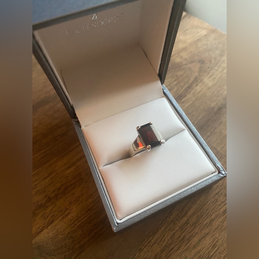 James Avery Sterling Silver Bella Garnet Ring. Rare/Retired Size 7